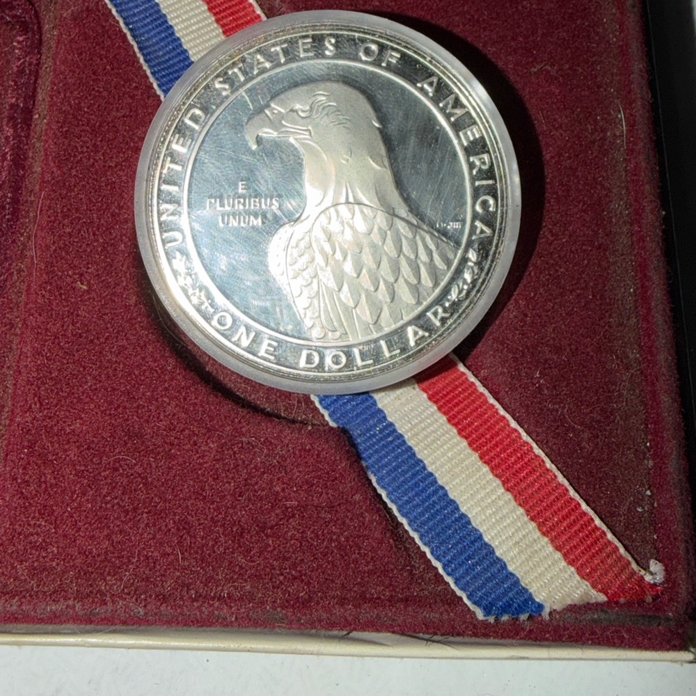 1983 S  US Near Mint Olympic Silver Dollar Coin Box & Case LA Olympics